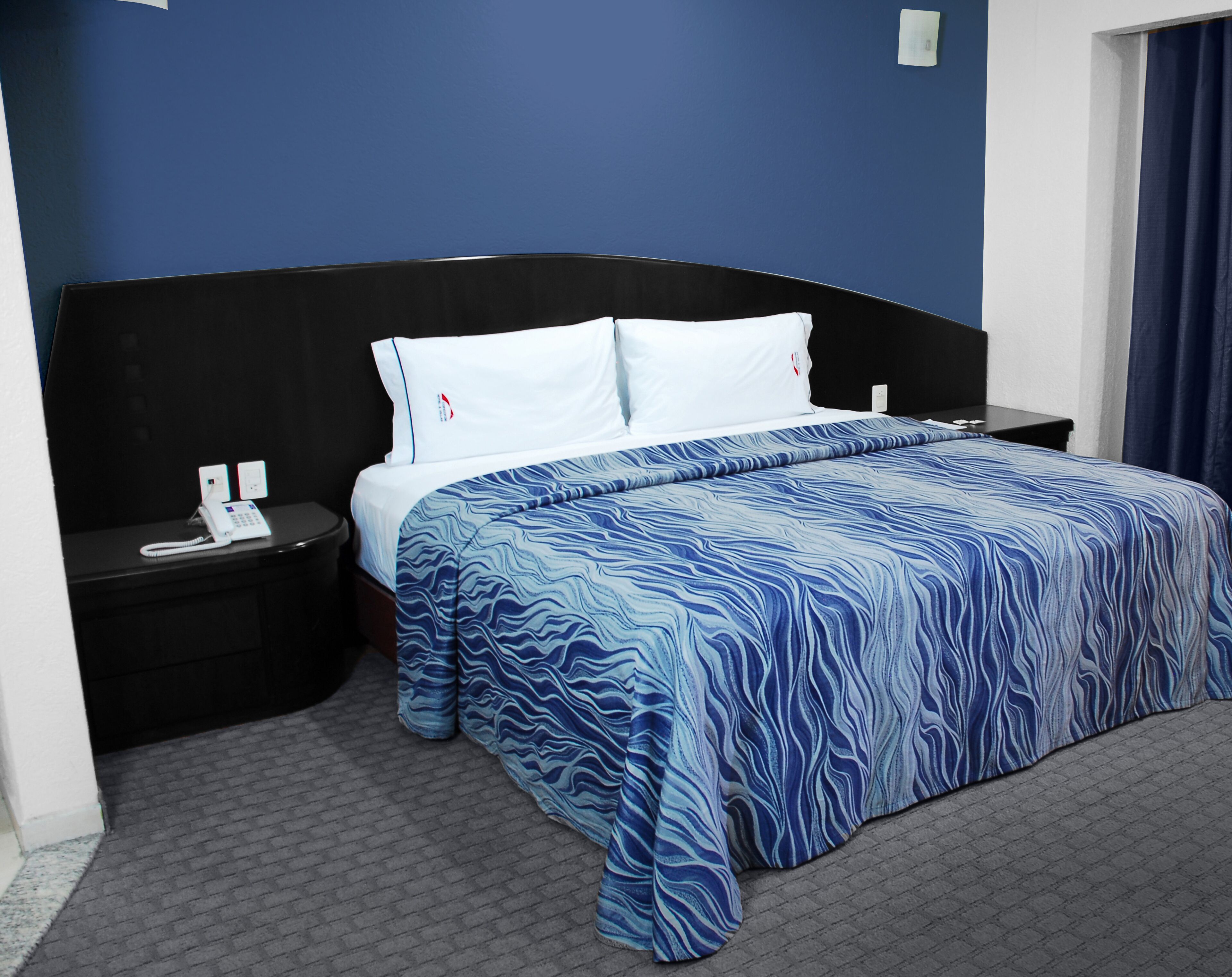 deluxe studio suite, hot tub | 1 bedroom, in-room safe, desk, blackout curtains