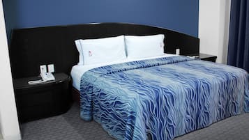 Studio Suite Deluks, hot tub | Brankas, meja kerja, tirai kedap cahaya, dan kedap suara