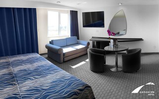 家庭房 | 客房内保险箱、办公桌、遮光窗帘、隔音