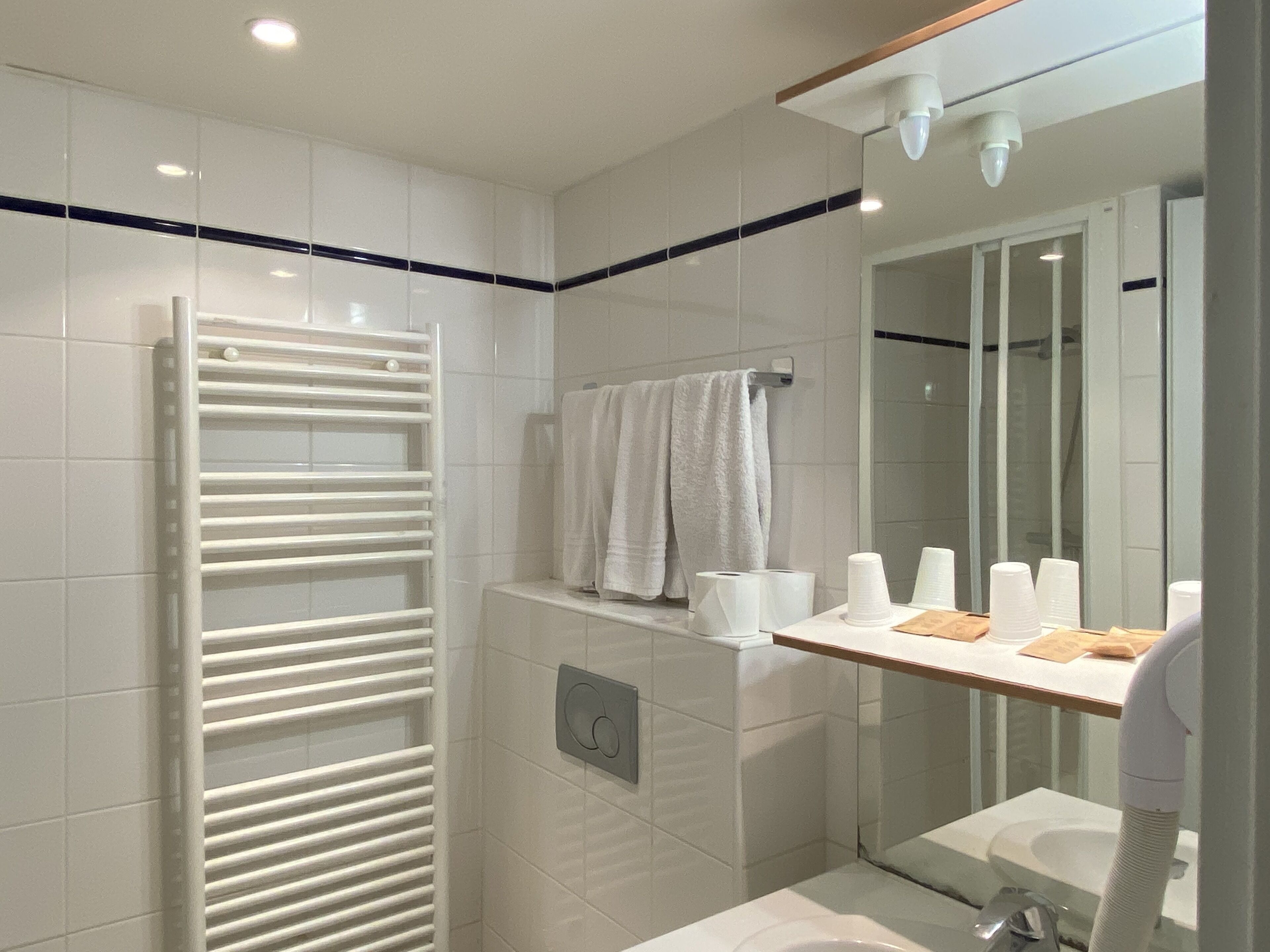 Habitación cuádruple Confort, 2 habitaciones, vista al patio | Baño | Secadora de cabello, toallas, jabón, shampoo 