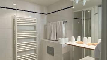 Habitación cuádruple Confort, 2 habitaciones, vista al patio | Baño | Secadora de cabello, toallas, jabón, shampoo