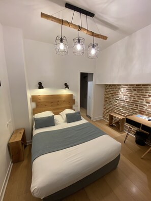 Ropa de cama de alta calidad y caja de seguridad en la habitación 