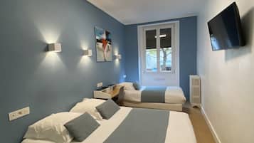 Habitación triple de diseñador, 2 baños (Shower) | Ropa de cama de alta calidad y caja de seguridad en la habitación