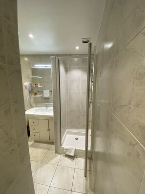 Design-Dreibettzimmer, 2 Bäder (Shower) | Badezimmer | Haartrockner, Handtücher, Seife, Shampoo