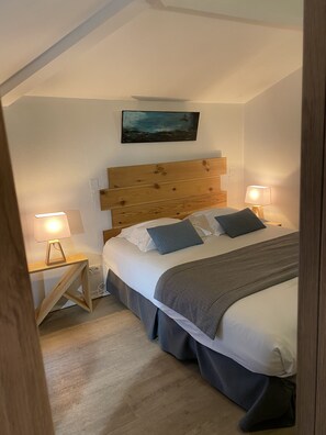 Tweepersoonskamer, hot tub | Luxe beddengoed, een kluis op de kamer, individueel gemeubileerd