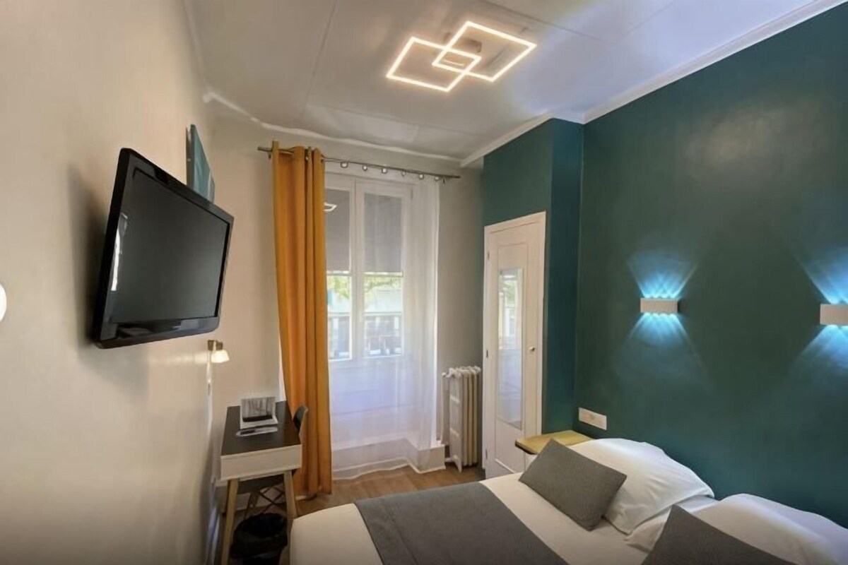 Premium bedding, in-room safe, desk, laptop workspace