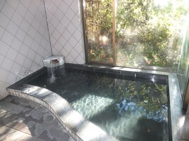  屋内スパ浴槽