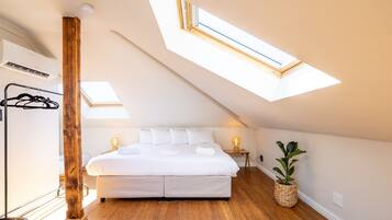 Superior Triple Room | In-room safe, iron/ironing board, free WiFi, bed sheets