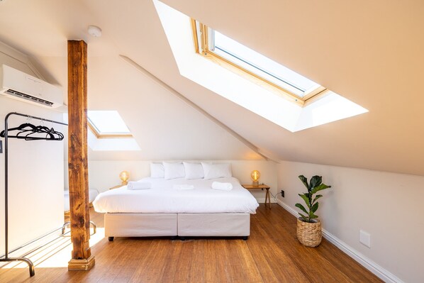 Superior Triple Room | In-room safe, iron/ironing board, free WiFi, bed sheets - Villa Viva Hostel (Cape Town)