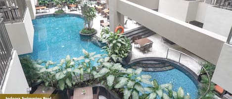 Kolam renang indoor