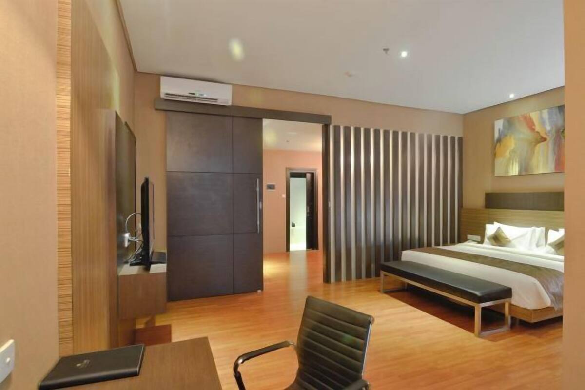 Free minibar, in-room safe, desk, laptop workspace