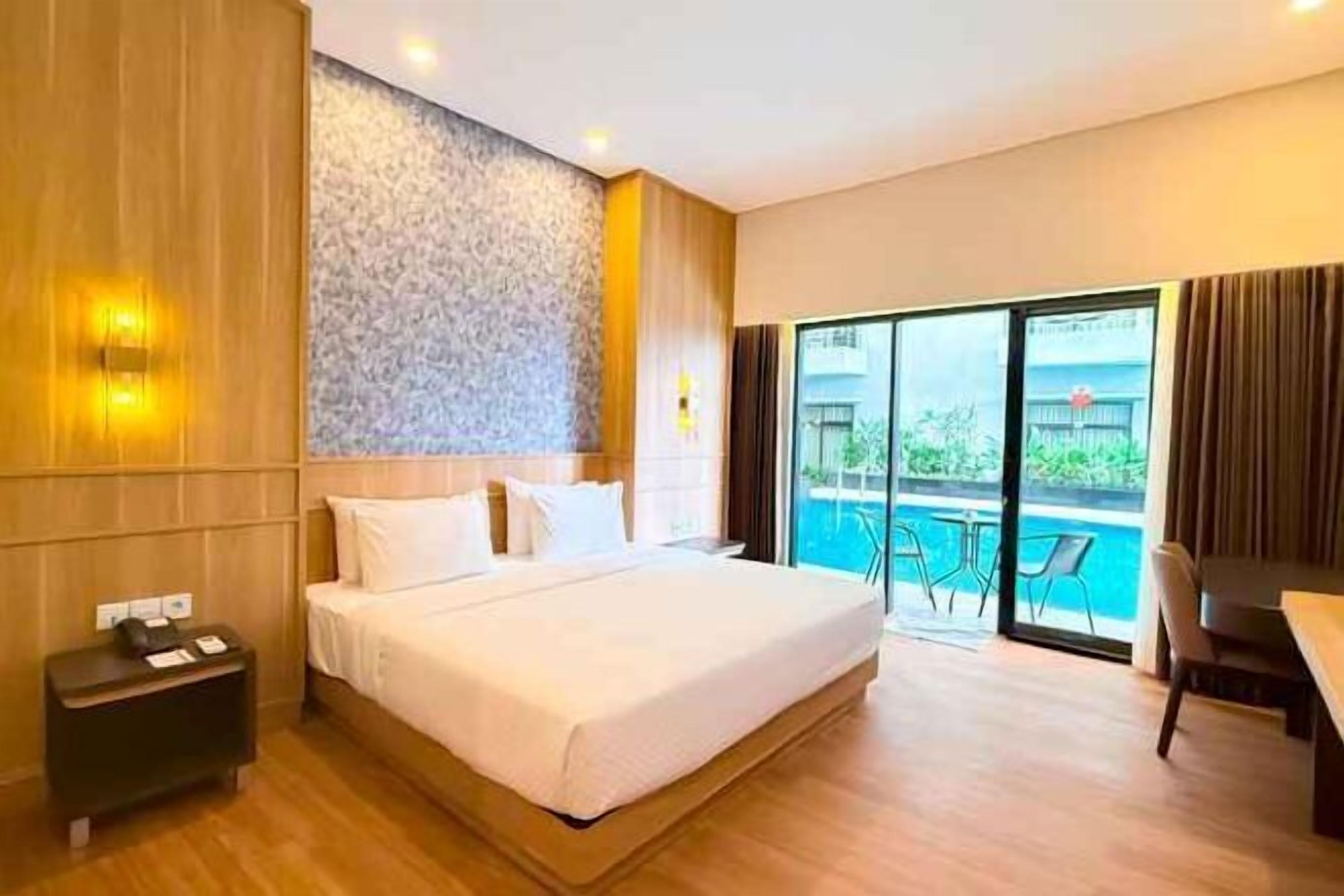 Een gratis minibar, een kluis op de kamer, een bureau