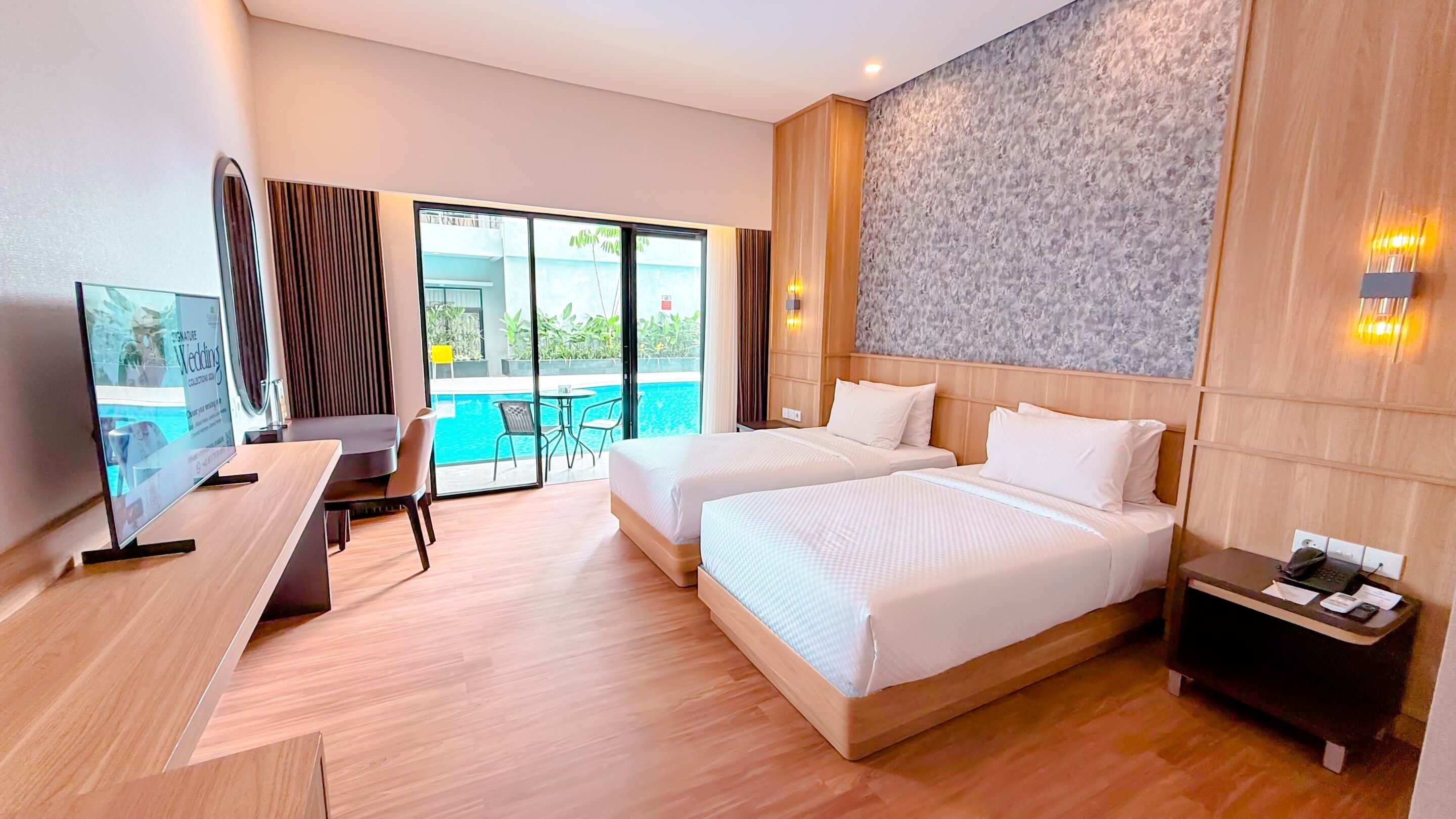 Dobbelt- eller tomannsrom – deluxe | Minibar (inkludert), safe på rommet og skrivebord