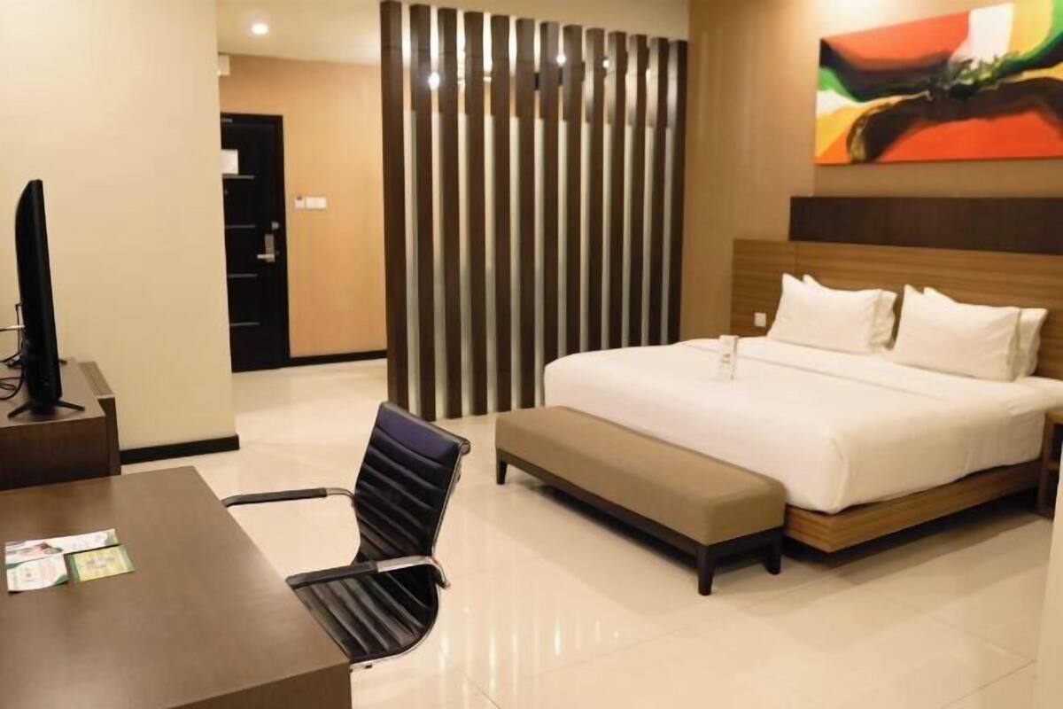 Free minibar, in-room safe, desk, laptop workspace