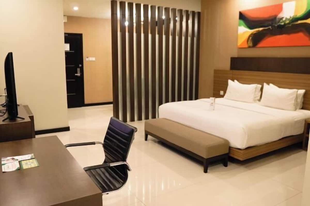 Free minibar, in-room safe, desk, laptop workspace