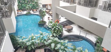Piscina interior con asientos y plantas alrededor.