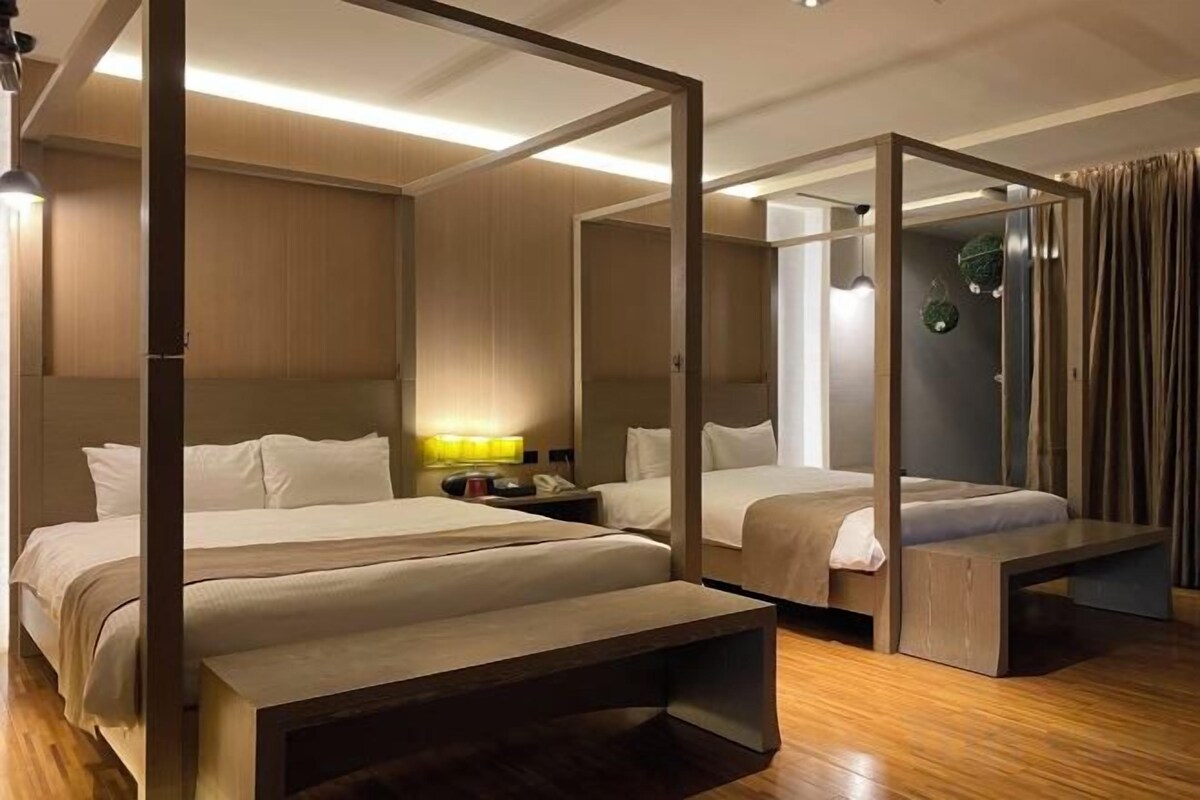 Supeior Room with Two Queen Beds-Guild Hall