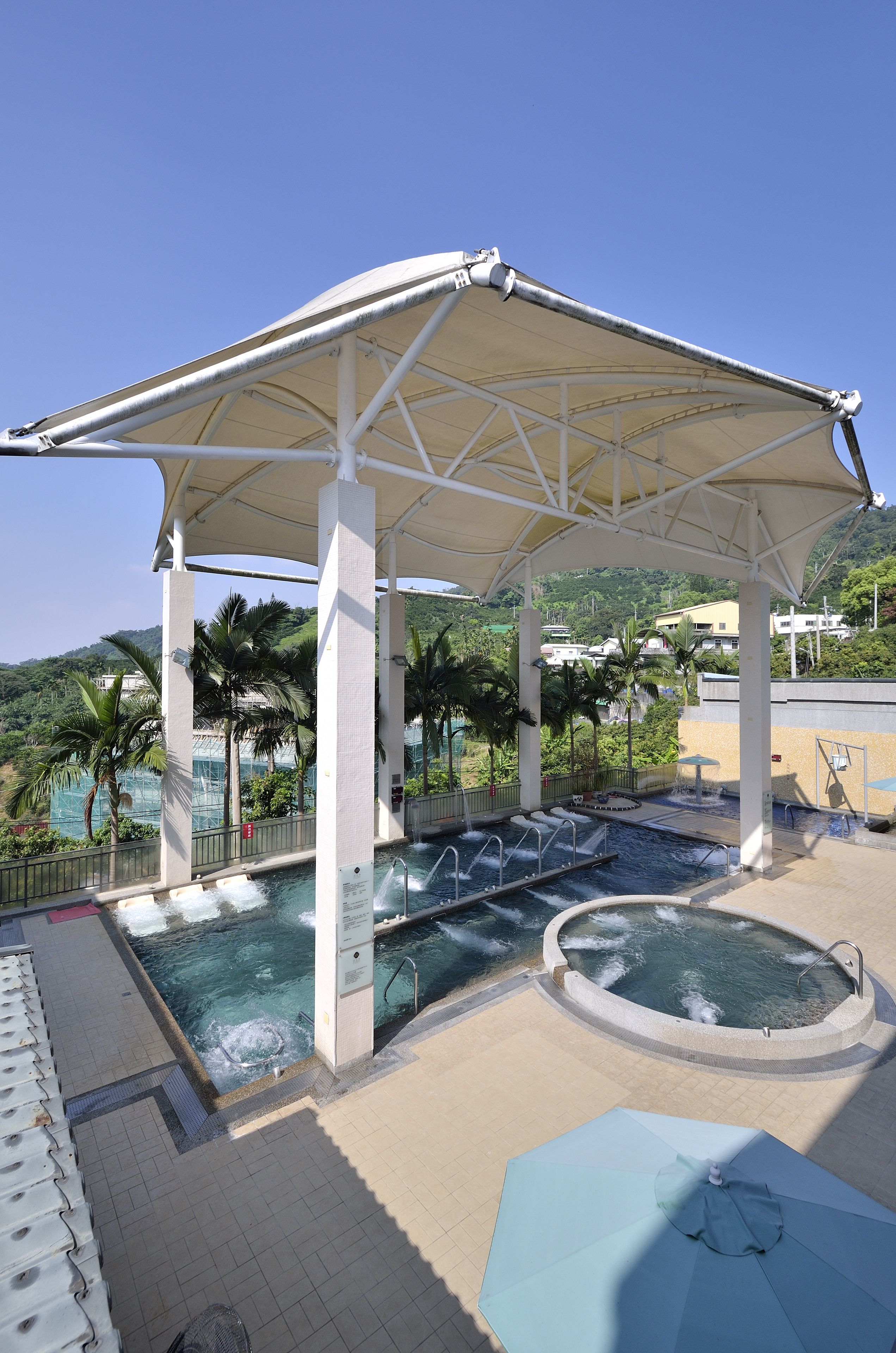 Hồ bơi ngoài trời