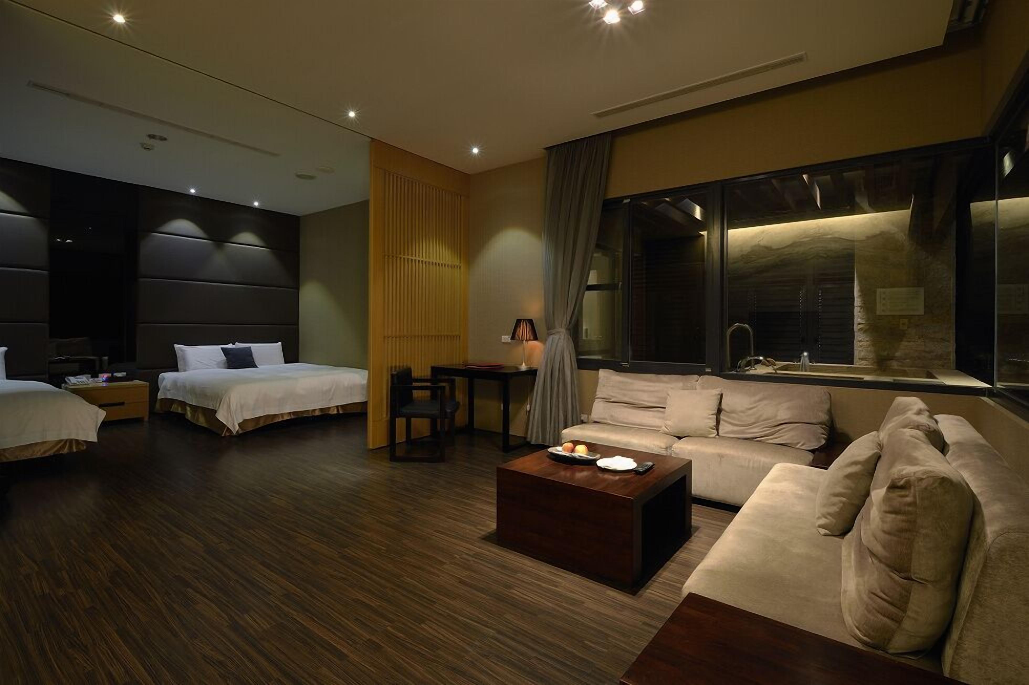 deluxe quadruple room | free wifi, bed sheets