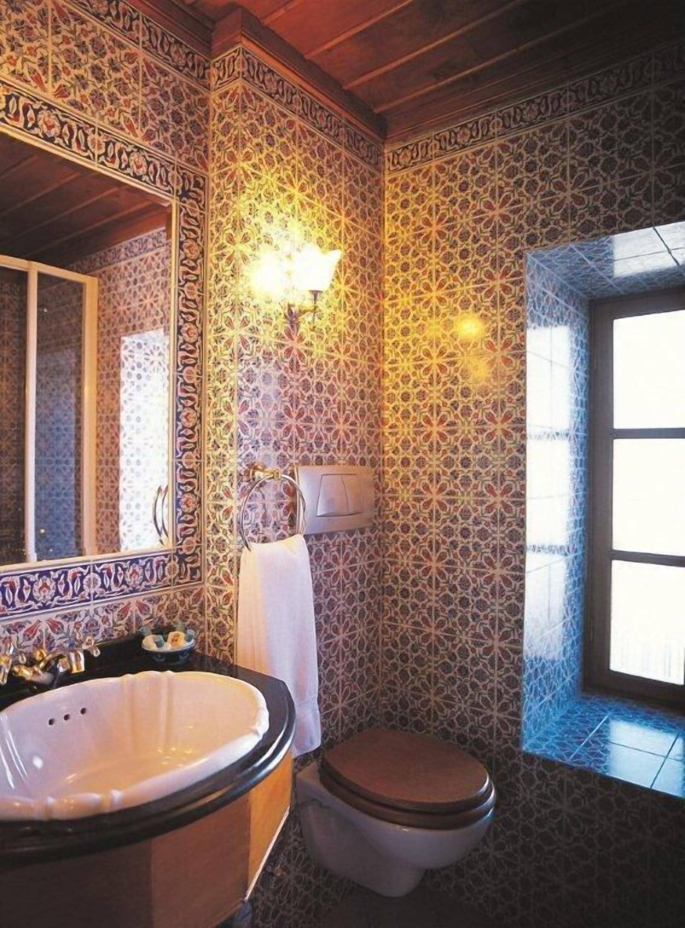 standard room | bathroom | shower, free toiletries, hair dryer, slippers