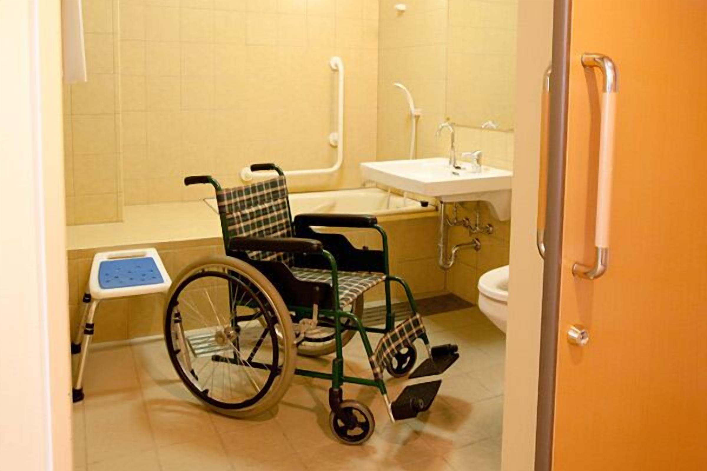 combined shower/bathtub, deep-soaking bathtub, free toiletries