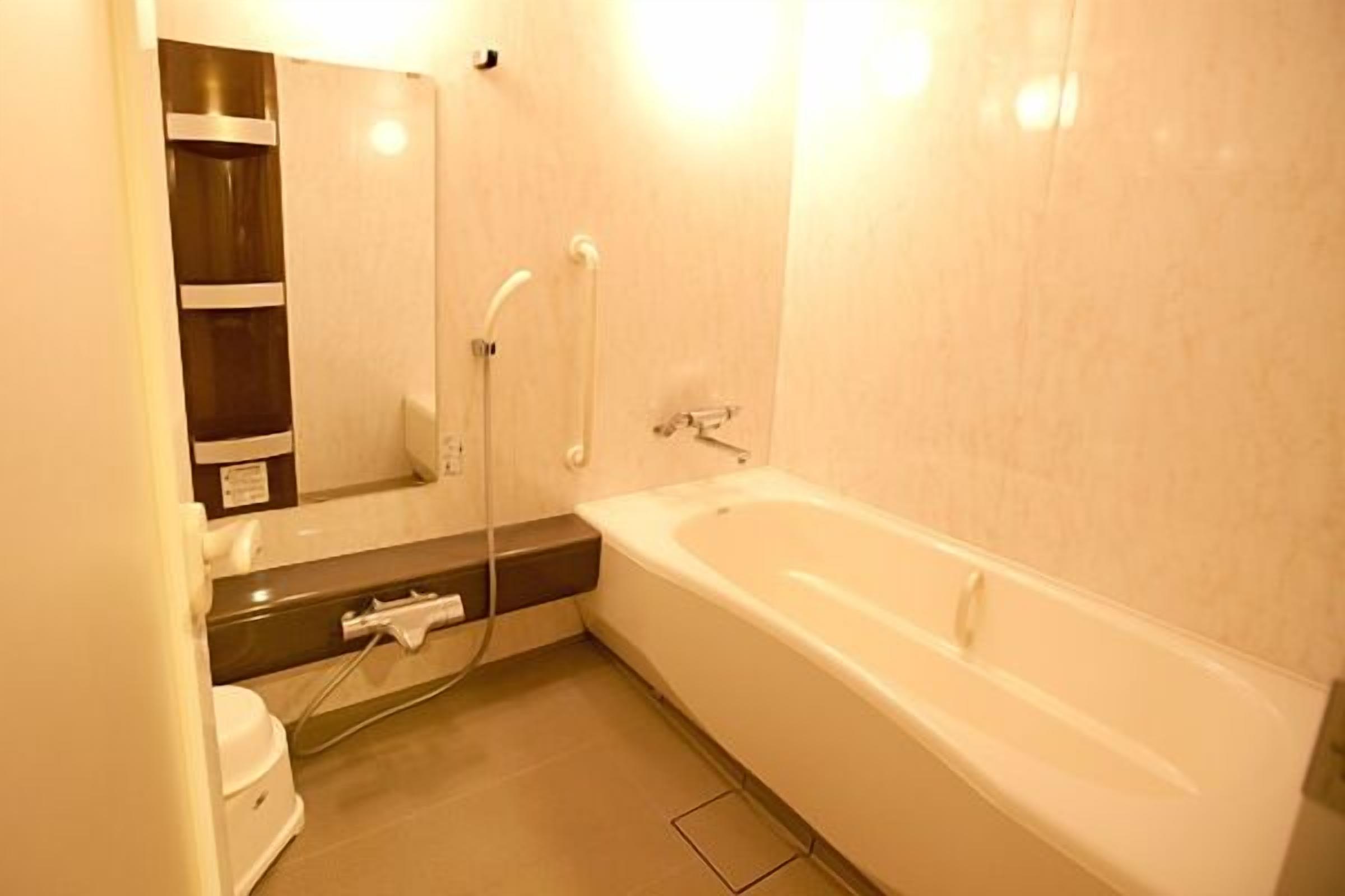 combined shower/bathtub, deep-soaking bathtub, free toiletries