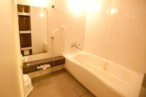 シャワー付き浴槽、深めの浴槽、バスアメニティ (無料)、ヘアドライヤー