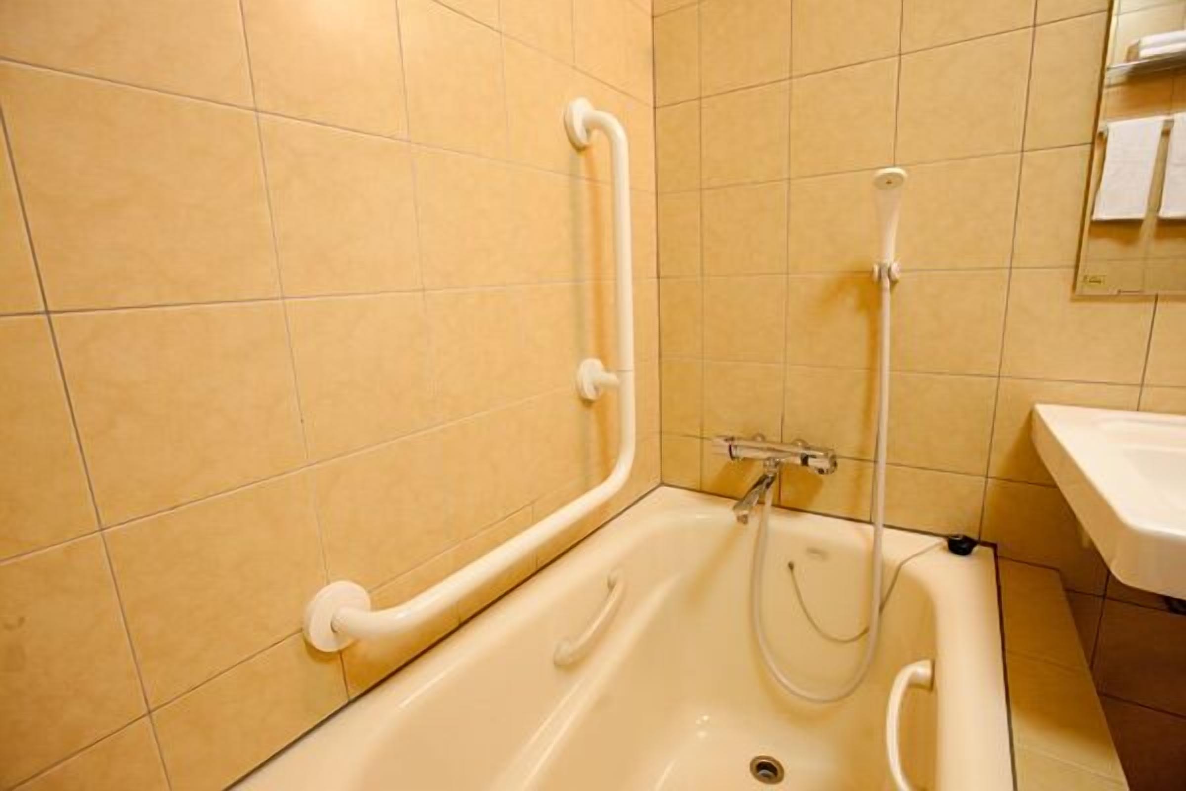 combined shower/bathtub, deep-soaking bathtub, free toiletries