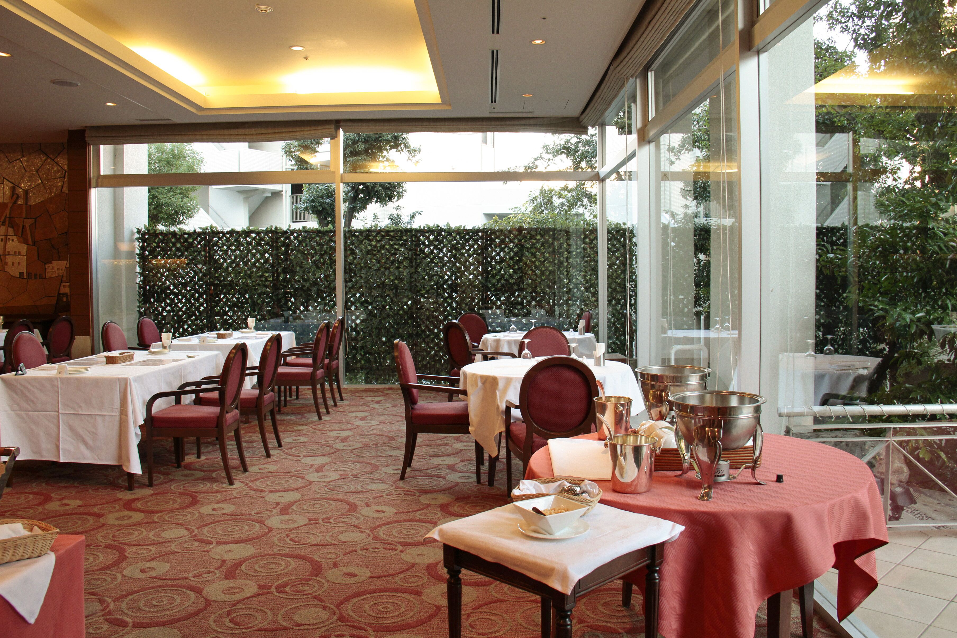 breakfast, lunch and dinner served