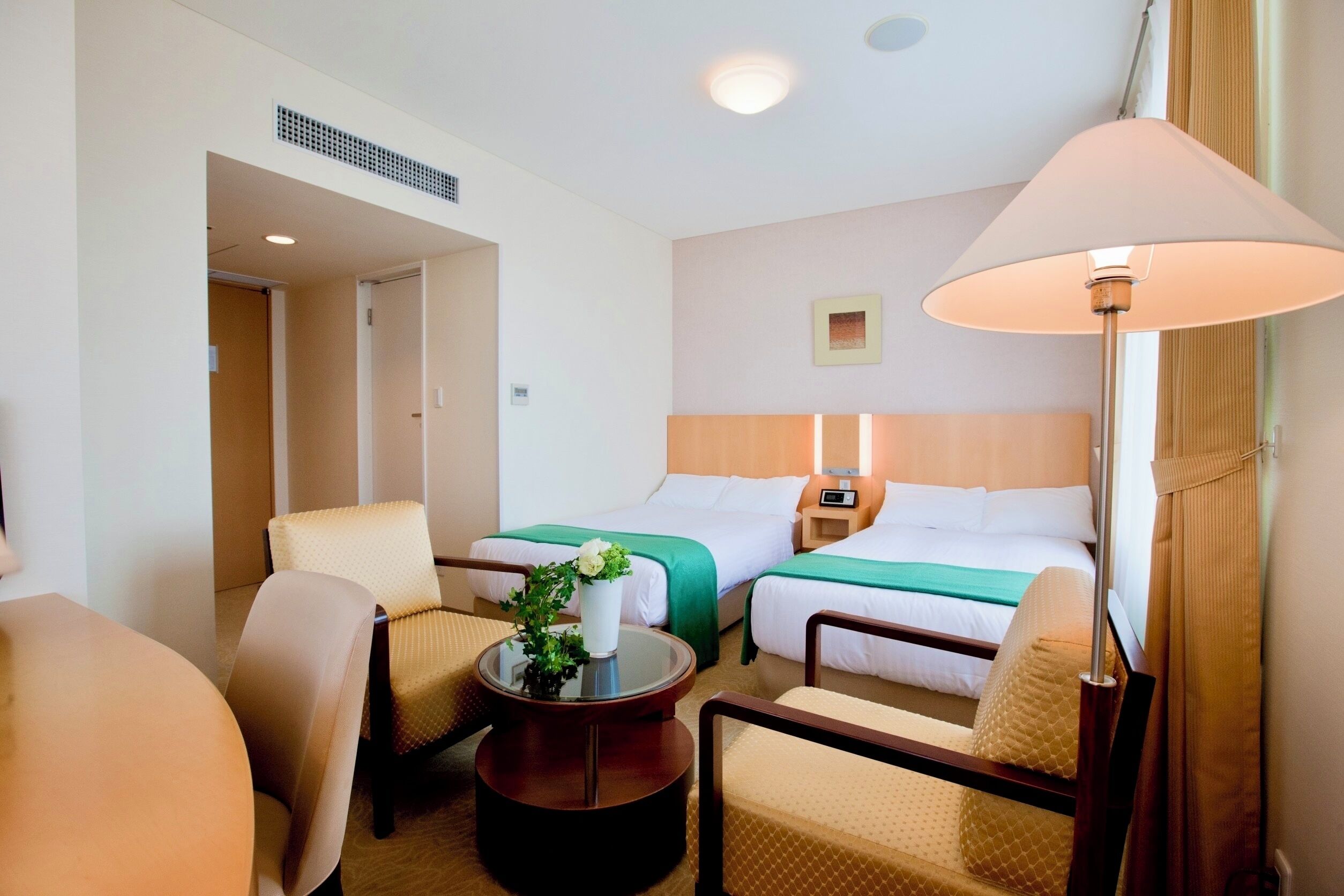 Kahden hengen deluxe-huone (kaksi sänkyä), tupakointi kielletty | Työpöytä, kannettavalle tietokoneelle sopiva työtila