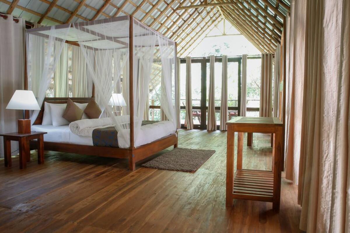 Echo Jungle Chalet, River View-Free Adventure Activities | Schreibtisch, individuell eingerichtet, Bettwäsche
