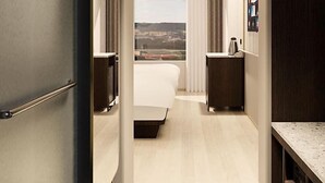 Minibar, värdeförvaringsskåp på rummet och mörkläggningsgardiner