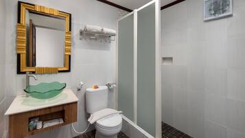 Deluxe-Zimmer, Bergblick | Badezimmer | Kostenlose Toilettenartikel, Haartrockner, Hausschuhe, Handtücher