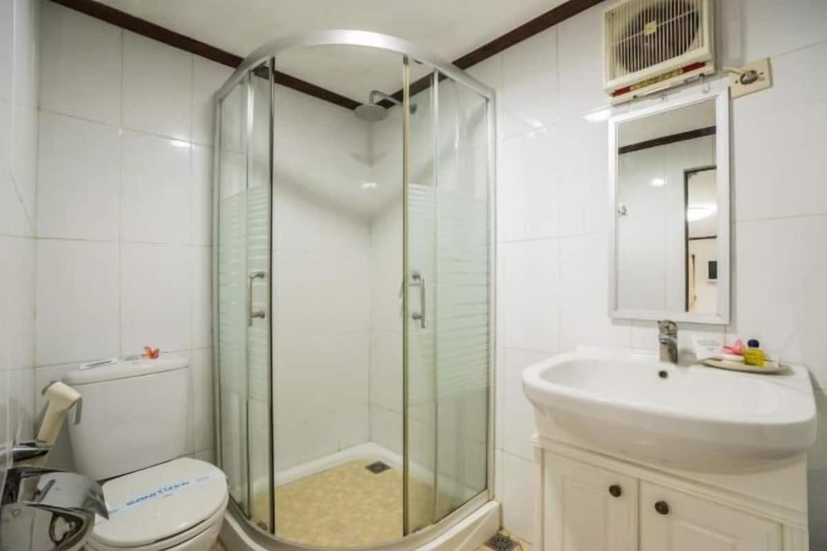 Badkamer | Gratis toiletartikelen, een haardroger, pantoffels, handdoeken