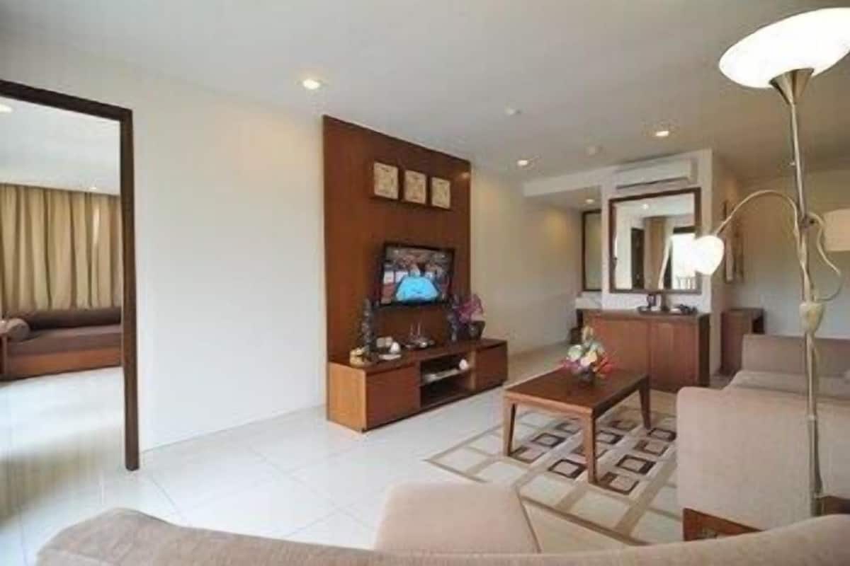 Living area | 32-inch LED TV with cable channels, TV