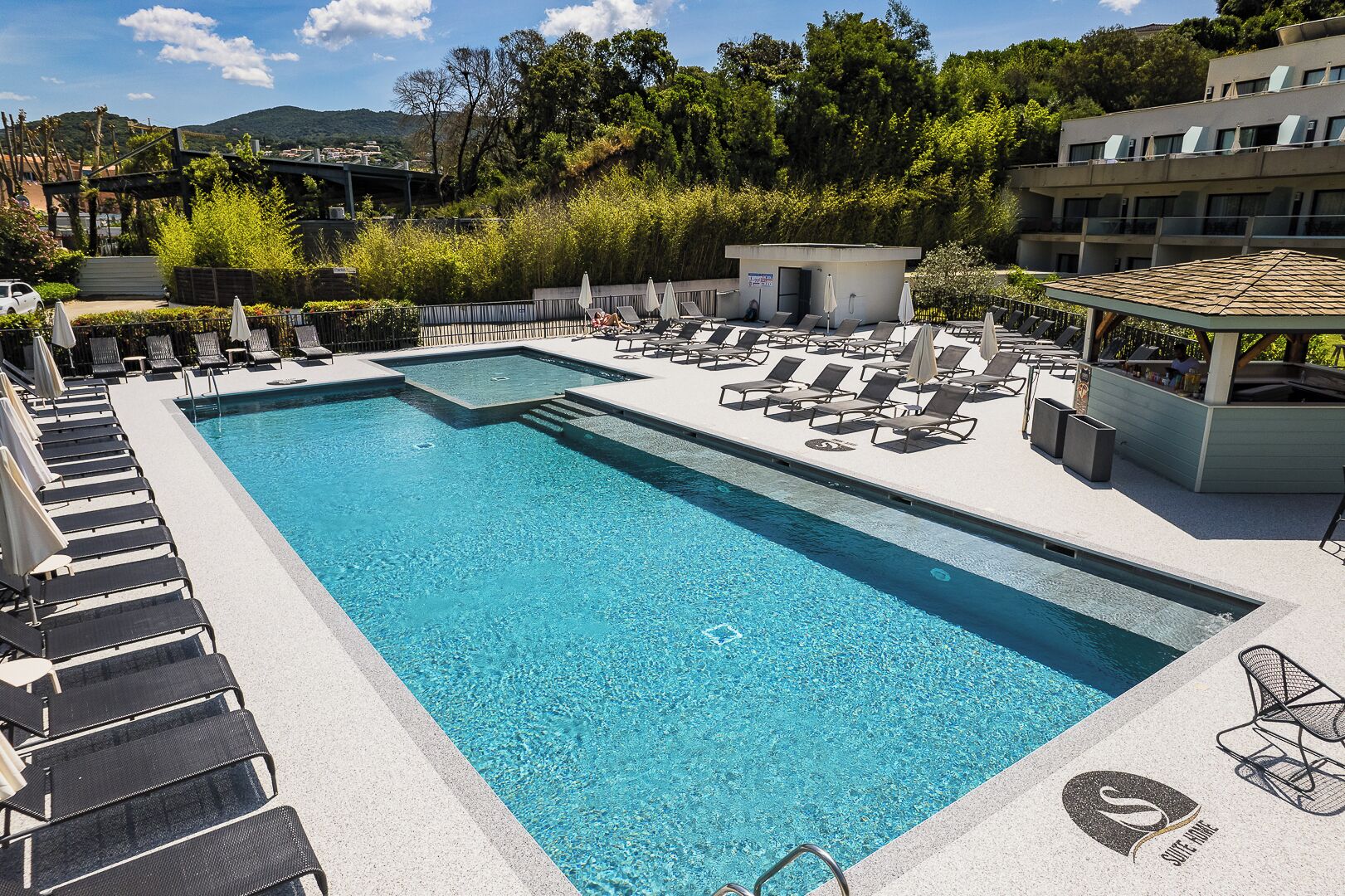 Utendørsbasseng, bassengparasoller og solsenger