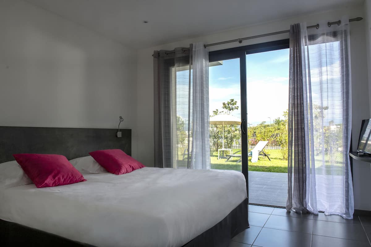 Pavillon | In-room safe, desk, laptop workspace, blackout drapes