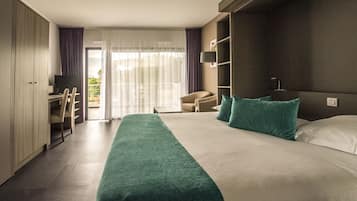 Caja de seguridad en la habitación y escritorio