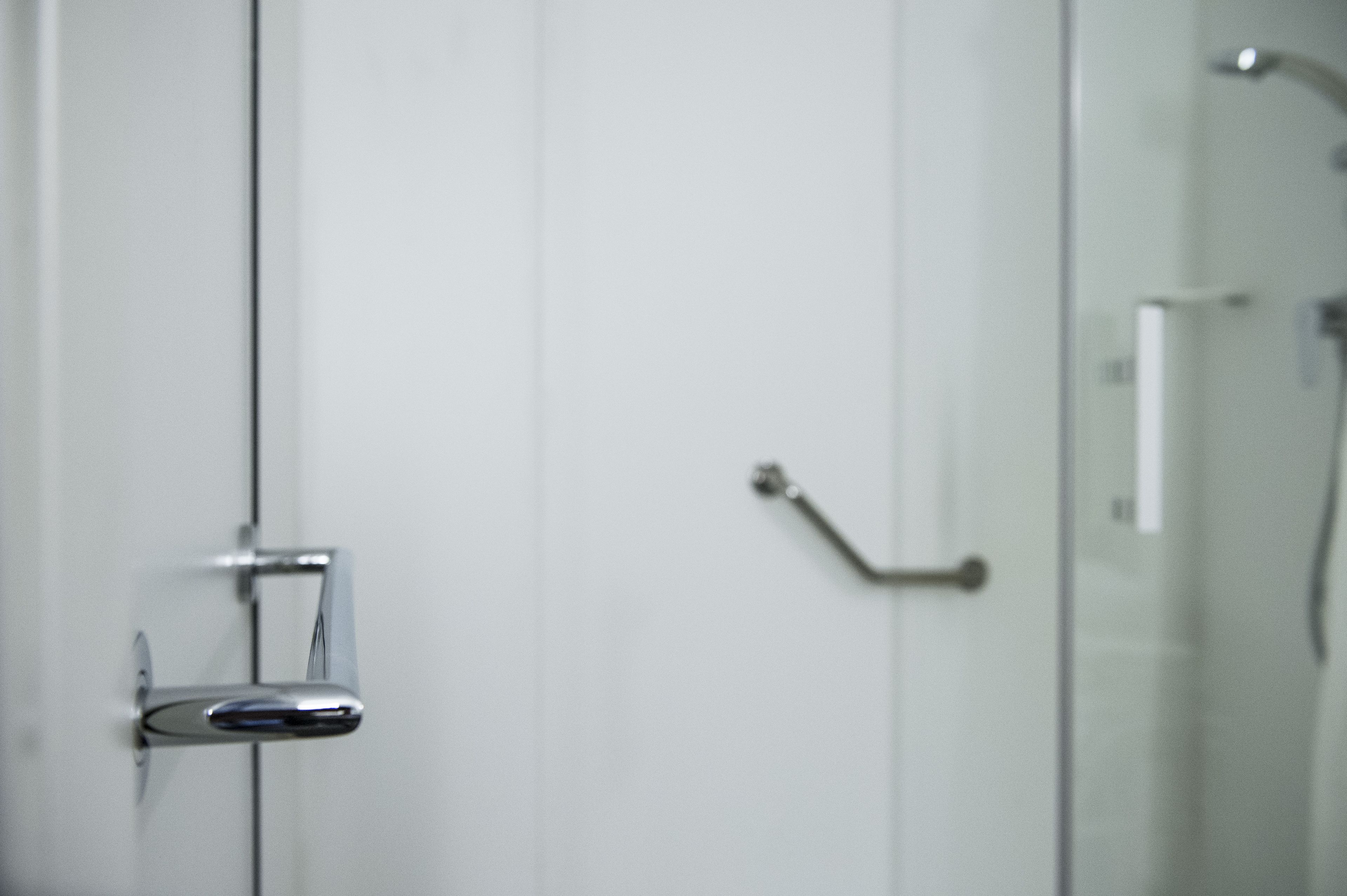 Un baño con ducha, inodoro y lavamanos.