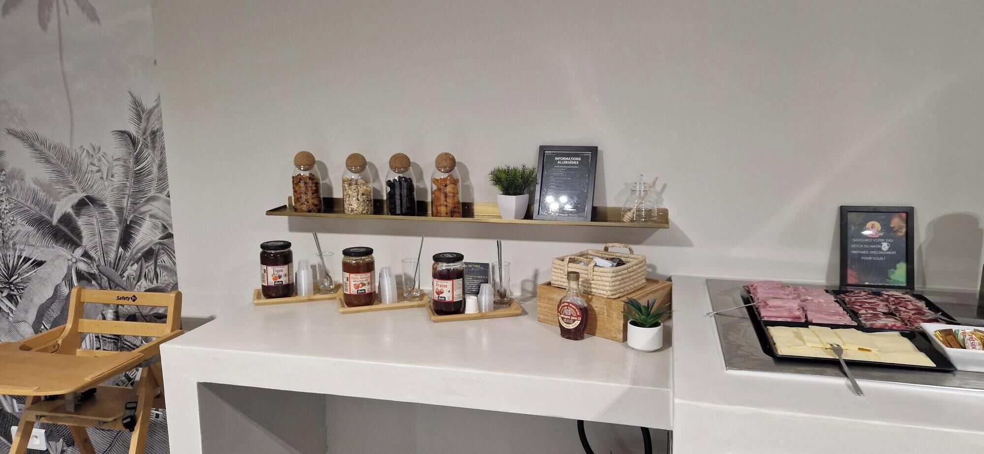 Una barra de buffet con diversos alimentos y salsas.