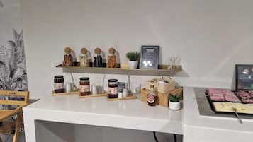 Una barra de buffet con diversos alimentos y salsas.