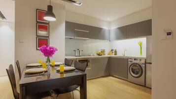 Refrigerador, microondas, tetera/pava eléctrica, utensilios de cocina