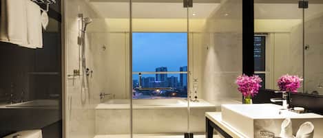 Estudio ejecutivo | Baño | Regadera, amenidades de baño gratuitas, secadora de cabello, pantuflas