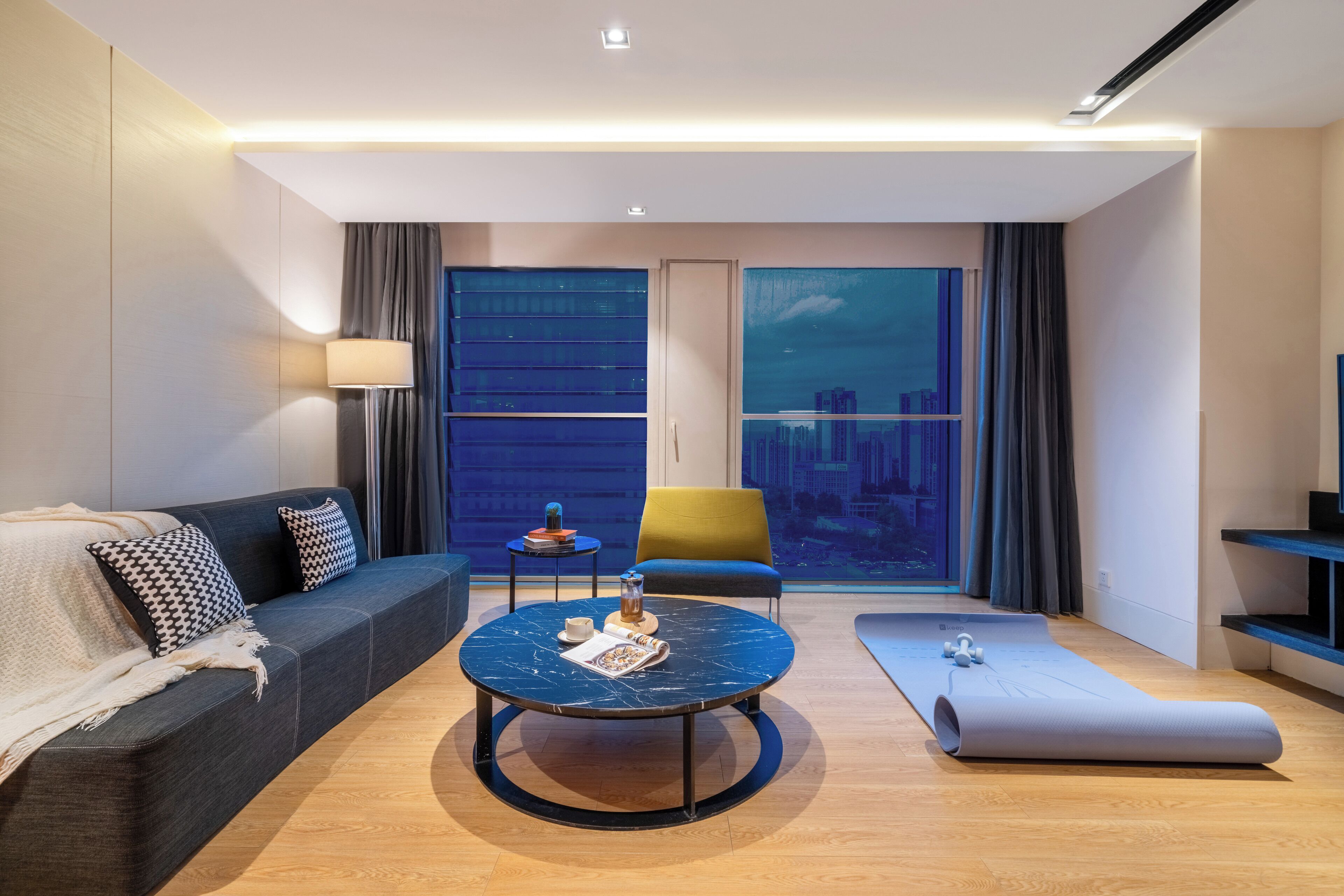 TV LCD, pemutar DVD, dan stasiun docking iPod