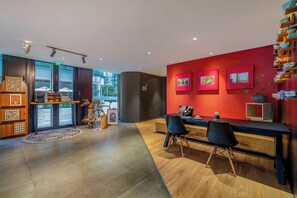 Coin salon dans le hall