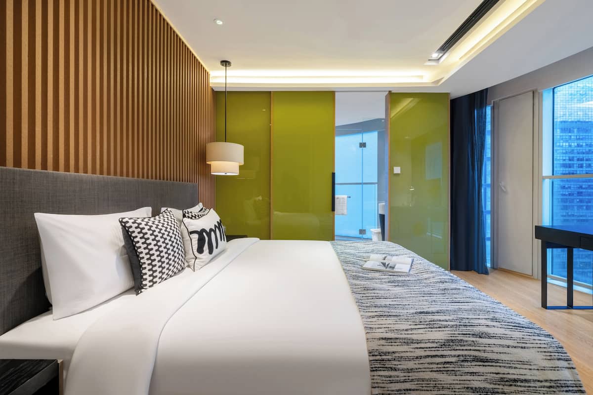 2 habitaciones, caja de seguridad en la habitación y escritorio