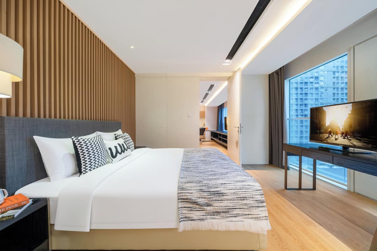 2 habitaciones, caja de seguridad en la habitación y escritorio