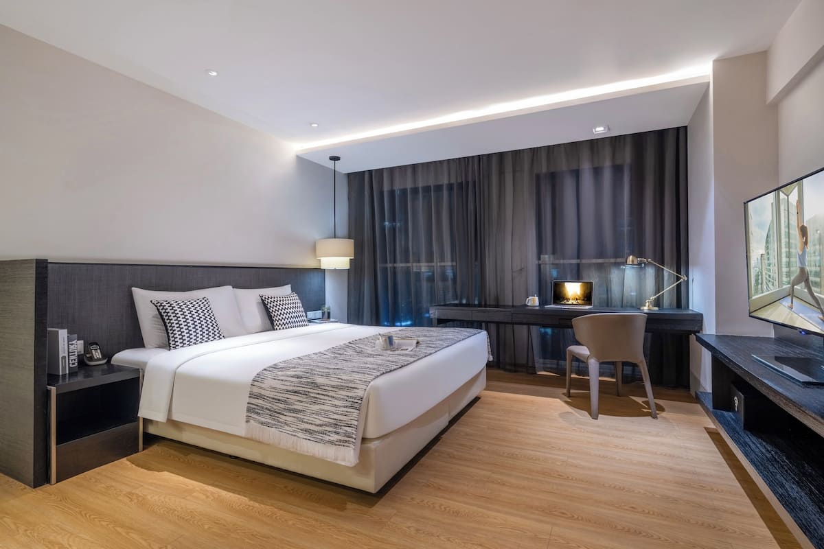 2 habitaciones, caja de seguridad en la habitación y escritorio