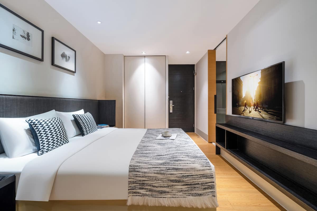 2 habitaciones, caja de seguridad en la habitación y escritorio