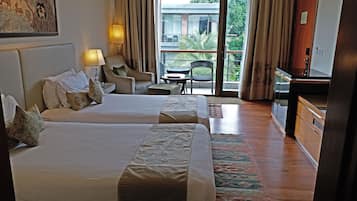 Luxury Room Courtyard View with Balcony - Twin Bed | 迷你吧、客房内保险箱、办公桌、遮光窗帘